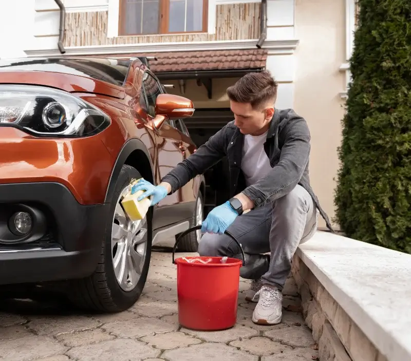 Lavage auto à domicile Gonneville-sur-Honfleur : professionnel intervenant sur un véhicule